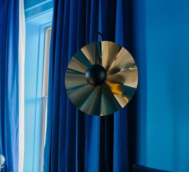 سوئیت با تخت بزرگ, Angad Arts