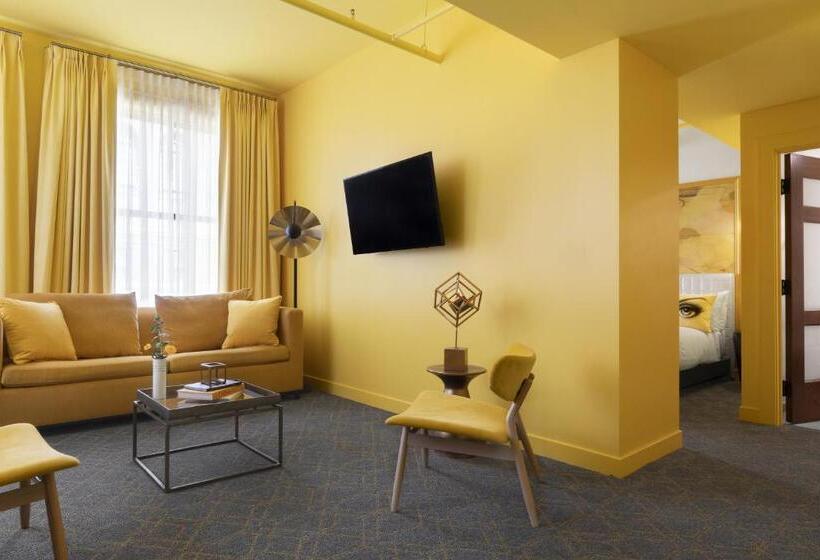 سوئیت با تخت بزرگ, Angad Arts