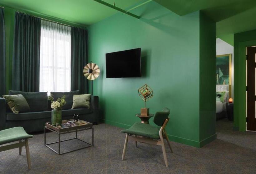 سوئیت با تخت بزرگ, Angad Arts