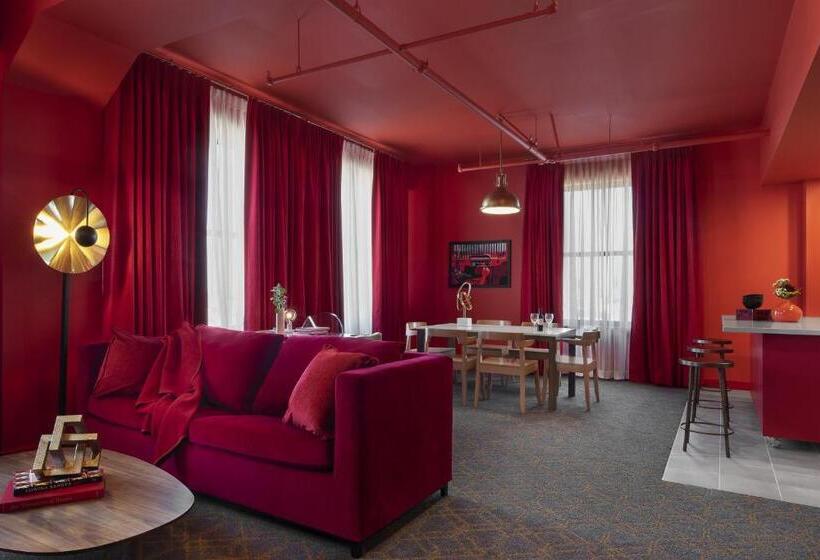 سوئیت با تخت بزرگ, Angad Arts