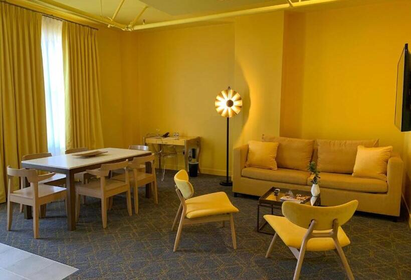 سوئیت با تخت بزرگ, Angad Arts