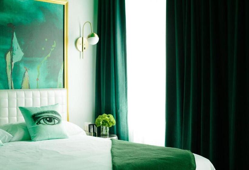 سوئیت با تخت بزرگ, Angad Arts