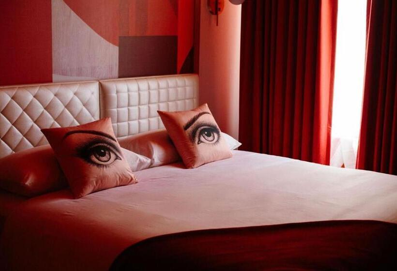 سوئیت با تخت بزرگ, Angad Arts