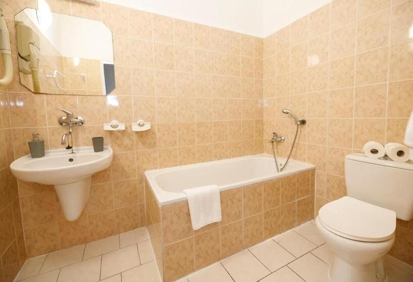 جناح مزود بتراس, Fontána Lipno