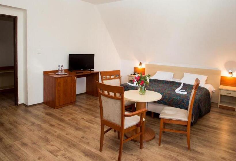 غرفة قياسية ثلاثية, Fontána Lipno