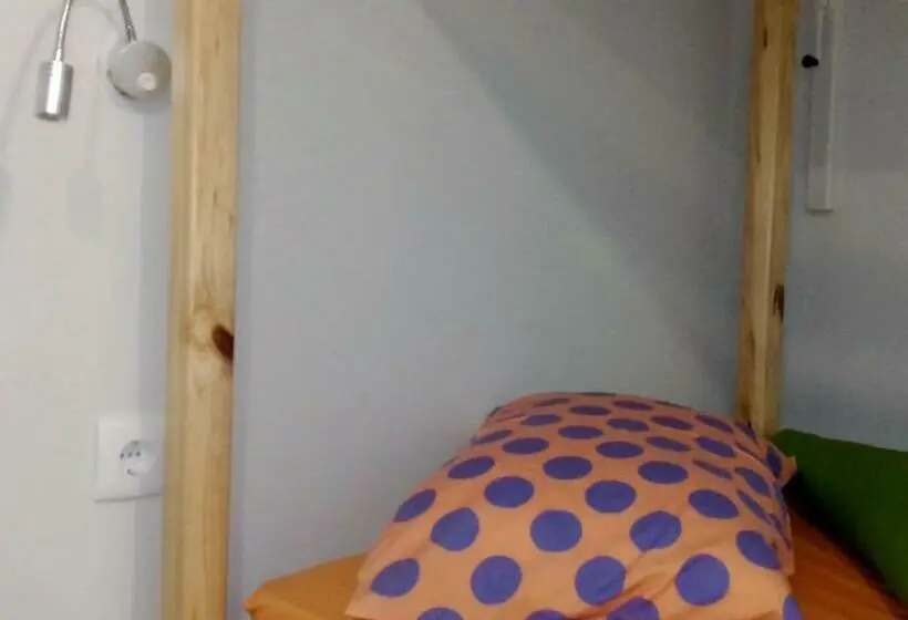 ルームシェアのワンベッド, Hostel Criativo Do Sabugueiro