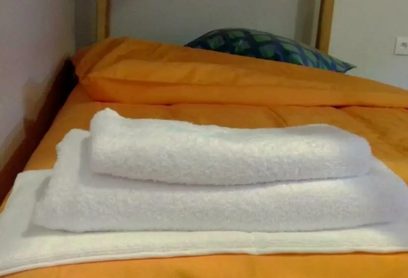 ルームシェアのワンベッド, Hostel Criativo Do Sabugueiro