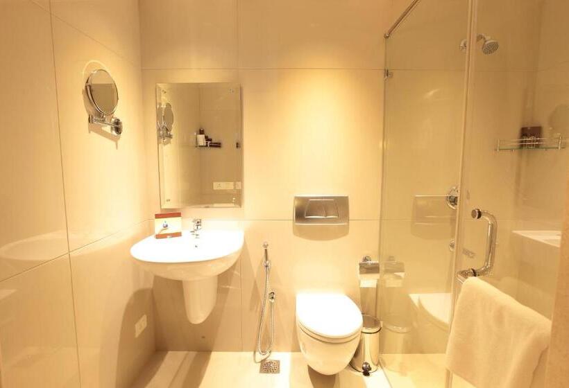 اتاق سوپریور با چشم‌انداز استخر, Monsoon Empress Kochi