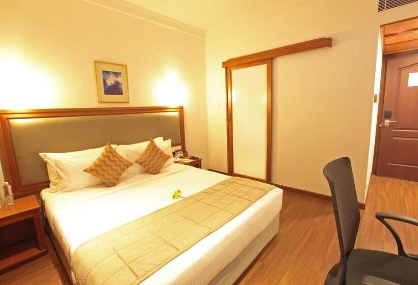 اتاق سوپریور با چشم‌انداز استخر, Monsoon Empress Kochi