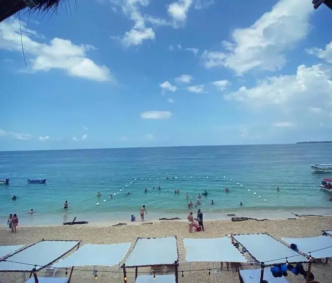 スタンダードバンガロー, Nena Beach Club &