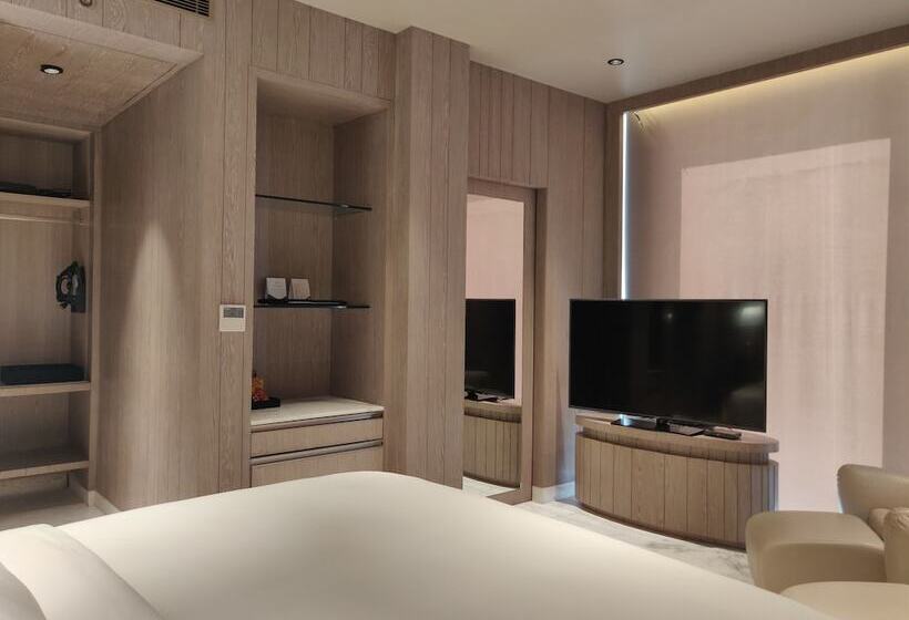 Superior Room, Vividus