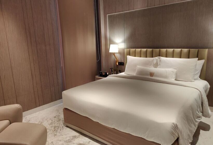 Superior Room, Vividus