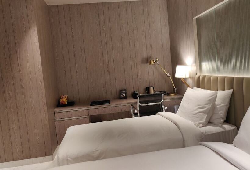 Economy Room, Vividus