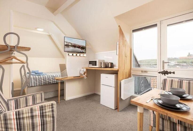 발코니 디럭스 룸, Silver Street Suites