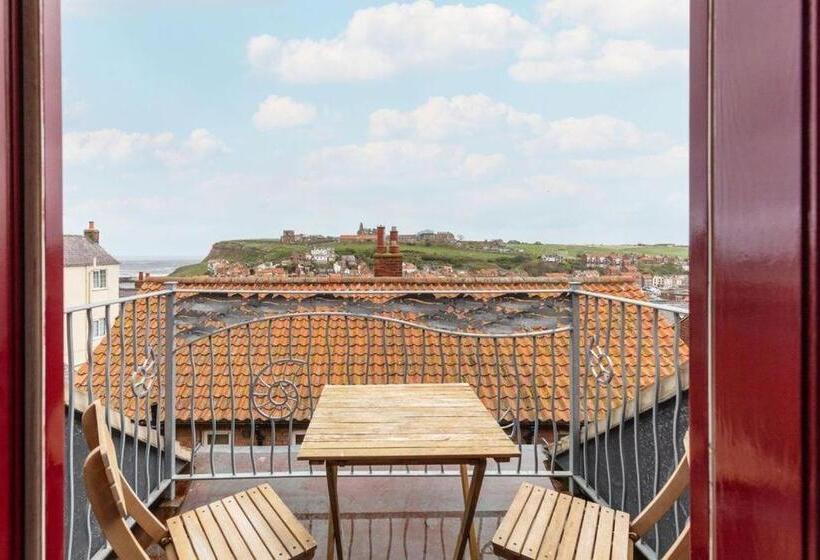 발코니 디럭스 룸, Silver Street Suites