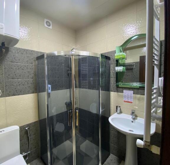 اتاق استاندارد با چشمانداز کوهستان, Three Penguins