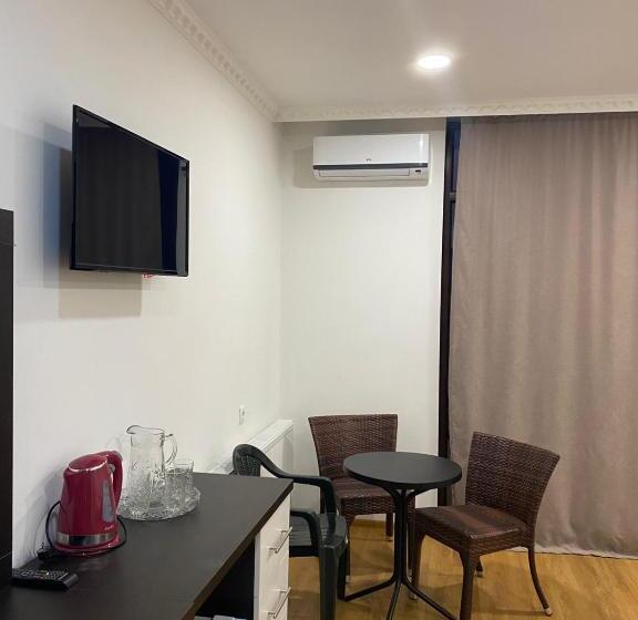 اتاق کلاسیک سه تخته, Three Penguins