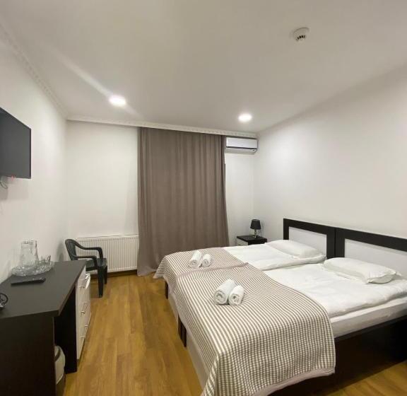 3 Bedroom Suite, Three Penguins