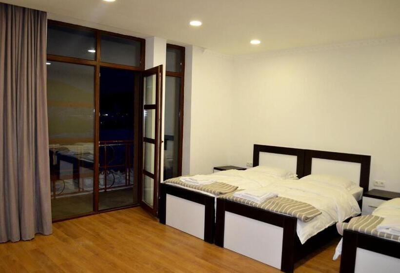 اتاق استاندارد با چشمانداز باغ, Three Penguins