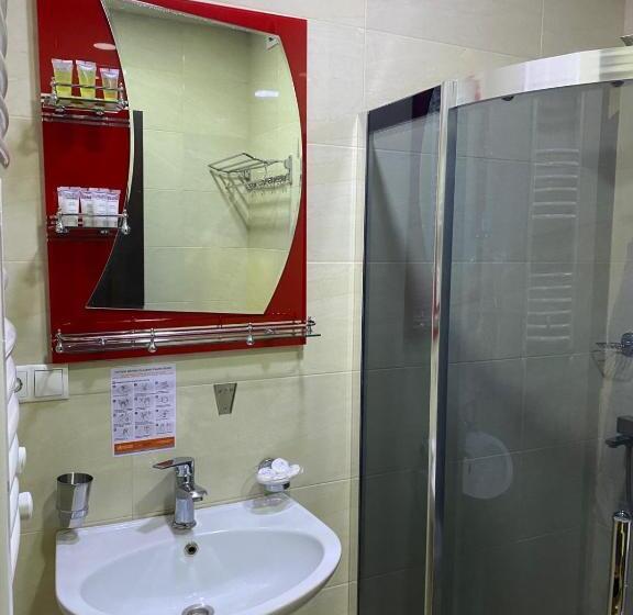 اتاق استاندارد با چشمانداز باغ, Three Penguins