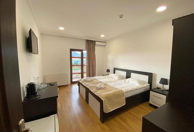 اتاق استاندارد با چشمانداز کوهستان, Three Penguins