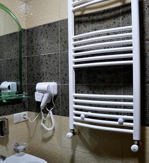 اتاق استاندارد با چشمانداز کوهستان, Three Penguins