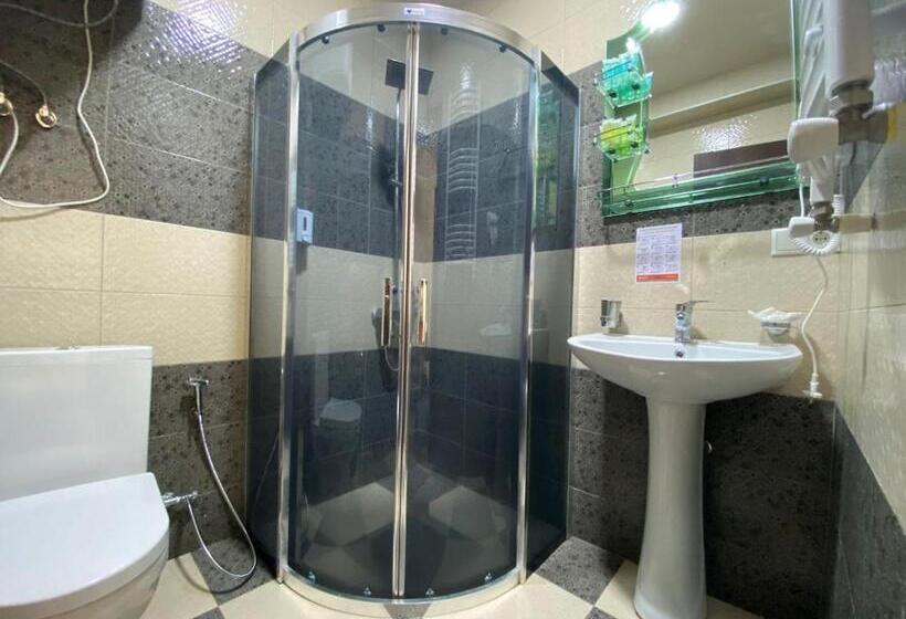 اتاق کلاسیک سه تخته, Three Penguins