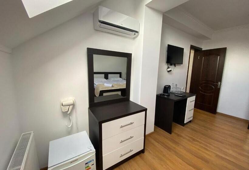 سوئیت 2 خوابه, Three Penguins