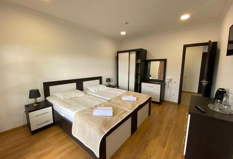 اتاق استاندارد با چشمانداز باغ, Three Penguins