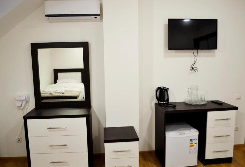 اتاق سوپریور سه تخته, Three Penguins