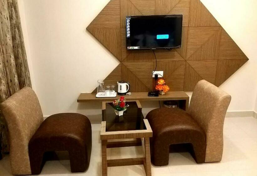 이코노미 룸, Grand Elegant