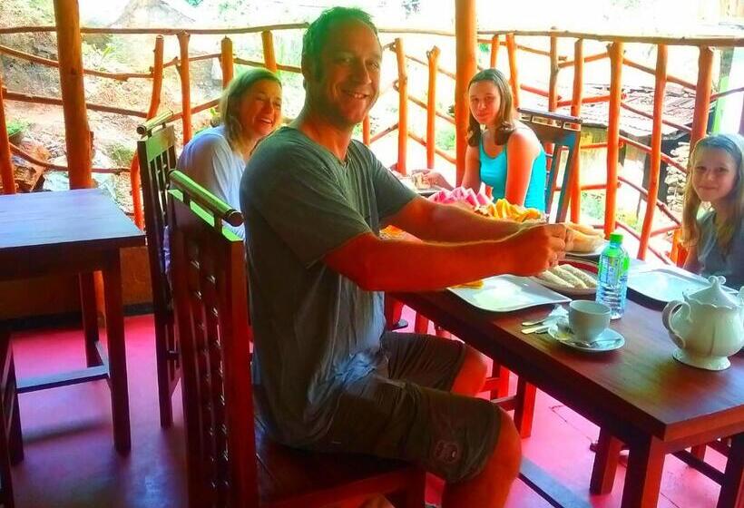 غرفة عائلية مطلّة علي الجبل, Jungle Face Inn