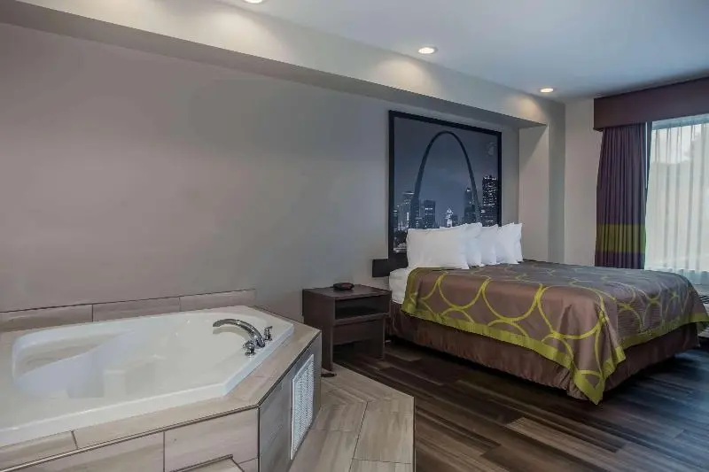 キングサイズベッドのデラックススイート, Super 8 By Wyndham St. Louis North