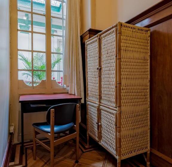 标准单人间, Hostal R10