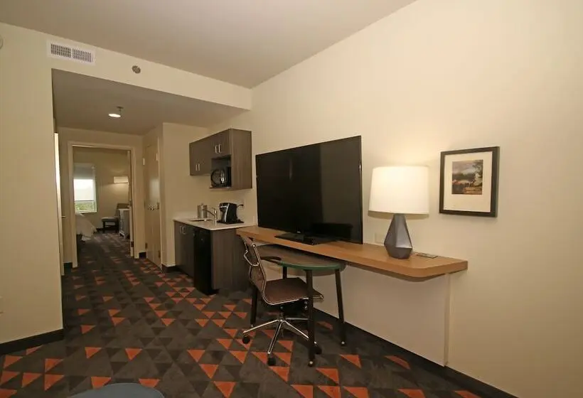 身障者適用スイートルーム, Holiday Inn & Suites   Fayetteville W Fort Bragg Area, An Ihg