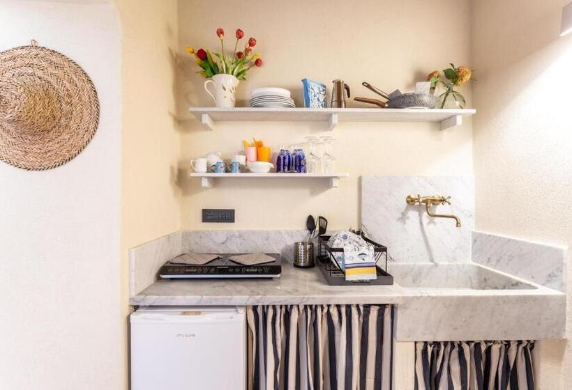 سوییت جونیور با بالکن, Angiolina's Farm