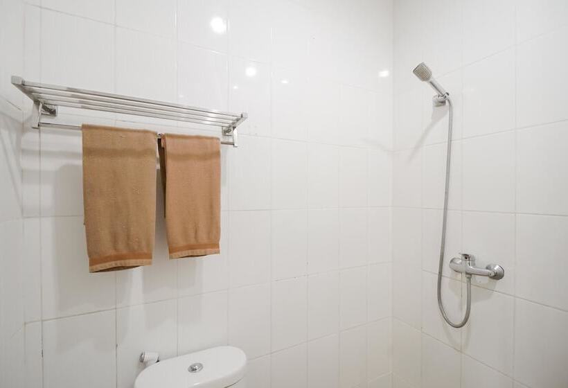 Номер Deluxe, Reddoorz Plus @ Karebosi Area 2