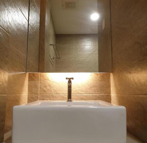 חדר דלוקס, Ants