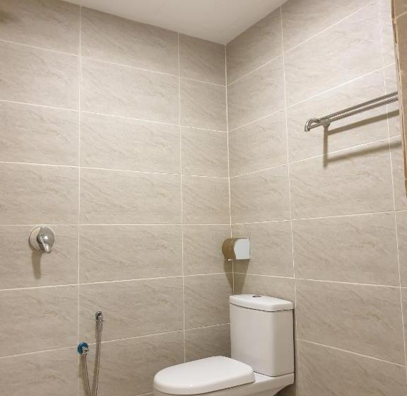 חדר משפחתי, Ants