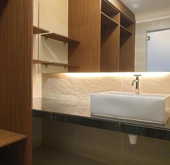 סוויטה משפחתית, Ants