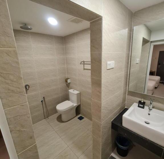 חדר סופריור, Ants