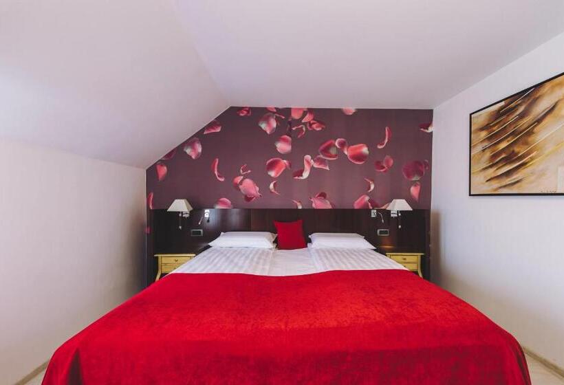 חדר דלוקס, Derby Ah