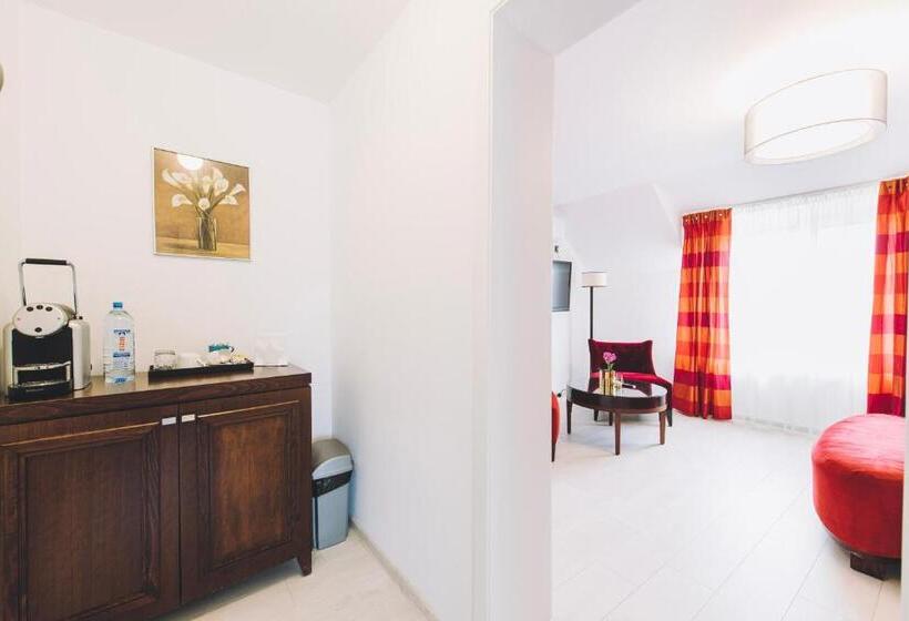 חדר דלוקס, Derby Ah