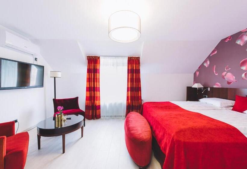 חדר דלוקס, Derby Ah