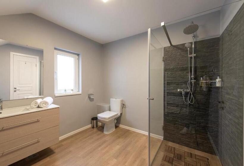 דירת חדר דלוקס, Derby Ah