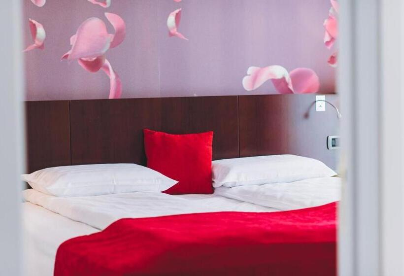 דירת חדר דלוקס, Derby Ah