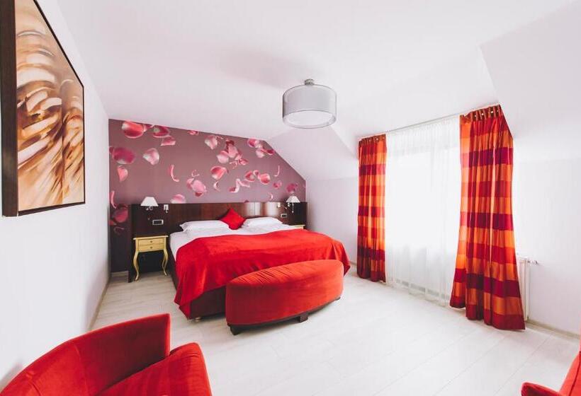 דירת חדר דלוקס, Derby Ah