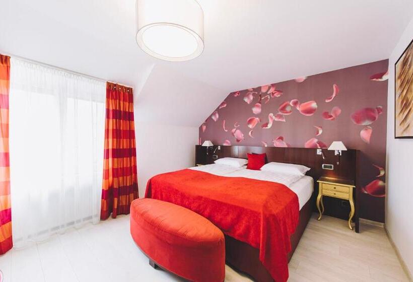 חדר דלוקס, Derby Ah