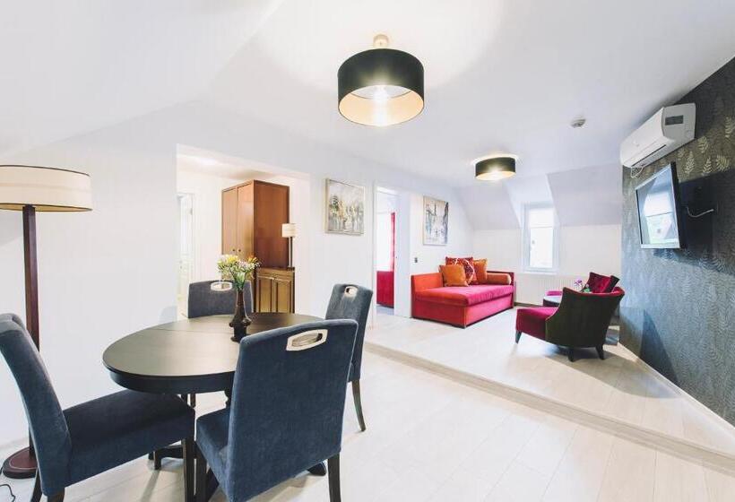 דירת חדר דלוקס, Derby Ah