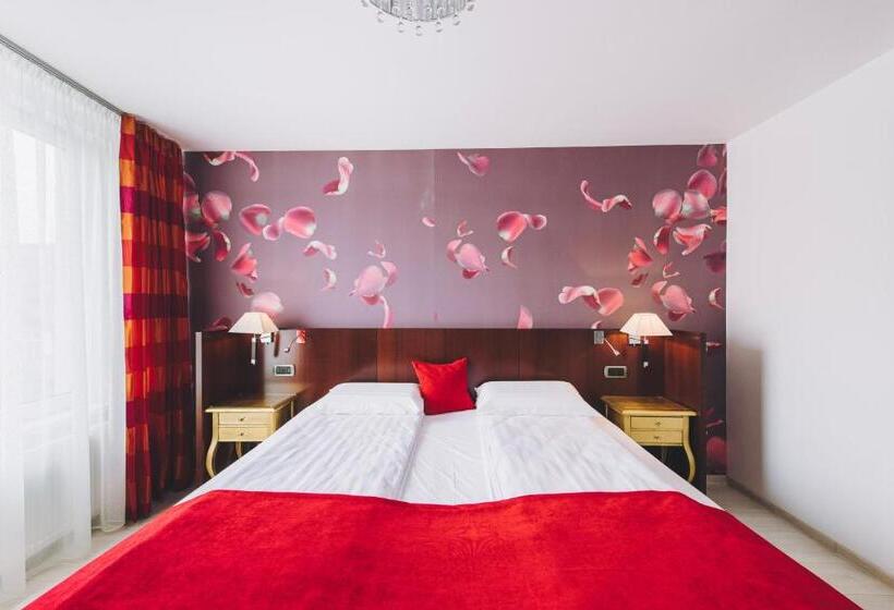 דירת חדר דלוקס, Derby Ah